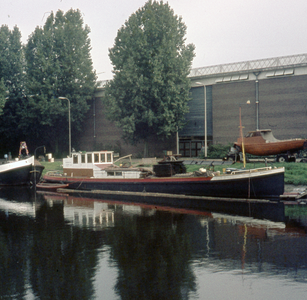 804518 Afbeelding van een schip in het Merwedekanaal langs de Fentener van Vlissingenkade te Utrecht.
